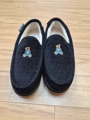 Bearpaw(ベアパウ) クマ刺繍 ファー スリッパです。暖かく快適に履くことができます。