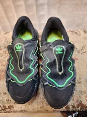 アディダス ブラック/グリーン スニーカー
