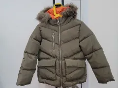 ZARA ガールズ カーキ色 ショート ダウン アウター 120サイズ