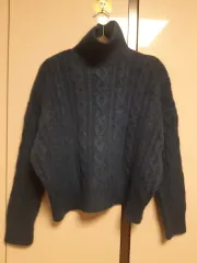 濃いネイビー ケーブル編み タートルネック クロップド ニット