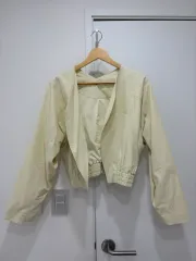 バター色 クロップド アウター