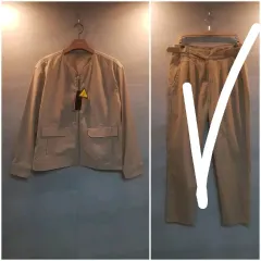 ベージュ ジャケット パンツ コーデ セットアップ