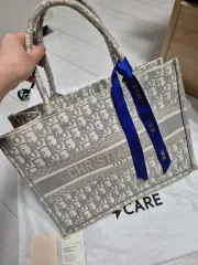 ディオール ブック トート ミディアム サイズ