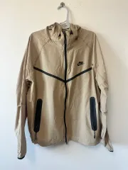 ナイキ ウィンドランナー ベージュ