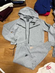 ナイキ テック フリース グレー トレーニングウェアセット