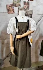 カーキ色サスペンダースカート