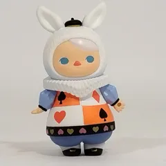 POP MART（ポップマート）「PUCKY（プッキー）アニマル ティー パーティー シリーズ」に含まれるフィギュア「Poker Rabbit Baby（ポーカー・ラビット・ベビー）」