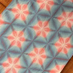 s272 【sato】手染めの 手ぬぐい 青空に咲く　満開の　桜　雪花絞り　日本手拭い 手染め生地 綿100% 有松鳴海絞り と同技法 ハンドメイド スカーフ 首巻き ヘアターバン 半襟 半衿 三角巾 バンダナなどにも 桜柄