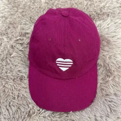 アディダス ユニセックス ストライプ ハート ベースボールキャップ PURPLE パープル キャップ OS
