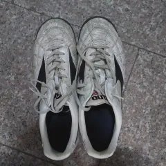 ミズノ 白 サッカーシューズ