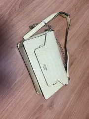 GUESS クロスボディーバッグ