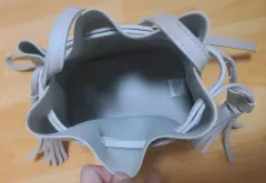 ベージュ バケットバッグ ミニ クロスバッグ ショルダーバッグ タッセル装飾