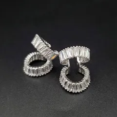 美品 SWAROVSKI スワロフスキー イヤーカフ Ariana Grande x Swarovskiコラボ クリアクリスタル 現行品 バゲットカット シルバーカラー 上品 きらきら 輝き 華やか 高級感 ギフト プレゼント 贈り物 パーティー イベント