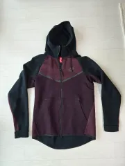 ナイキ テックフリース フードジップアップ ブラック/バーガンディ