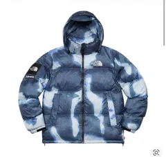 L シュプリーム x THE NORTH FACE ブリーチド デニム プリント Nuptse ジャケット Indigo