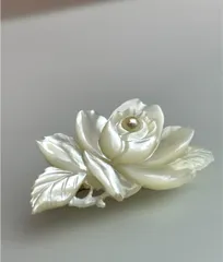 【美品】本真珠付 マザーオブパール（白蝶貝） 花と葉の彫刻 ブローチ