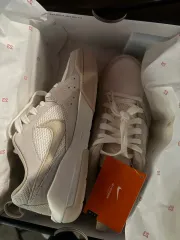 ナイキ スニーカー アイボリー 新品 ジョーダン