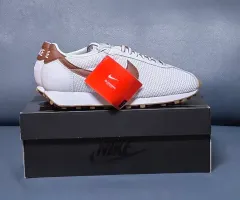 ナイキ スニーカー 白 ブラウン