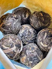 雲南省産班章生茶プーアル茶龍珠200g(約28個)のサムネイル
