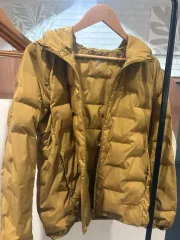 ユニクロ 軽量ダウンアウター カーキ