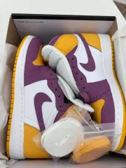 新品) NIKE ジョーダン 1 レトロ ハイ OG ユニバーシティ GOLD LIGHT