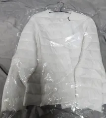 白 軽量 ダウン ジャケット ノーカラー スタイル