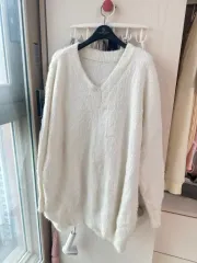 新品 白 Vネック アンゴラ ニット