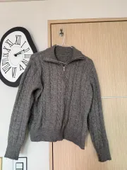 グレー ケーブル編み ニット