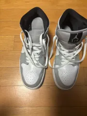 ジョーダン 1 ミッド グレー です