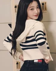 ウォニョン(WONYOUNG・チャンウォニョン)着用 Tommy Hilfiger トミーヒルフィガー ストライプ バッジ WHO ジップアップ