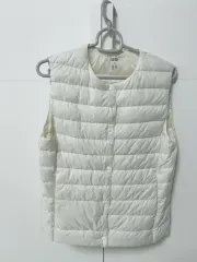 ユニクロ アイボリー ダウンベスト M