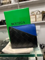 ボッテガ・ヴェネタ イントレチャート ブラック ブルー ツートン 二つ折り財布