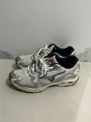ミズノ ウェーブ ライダー 10 シルバー スニーカー