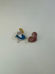 ディズニー「不思議の国のアリス」バッジ