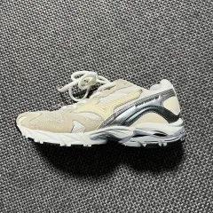 ミズノ ウェーブ ライダー 10 アイボリー スニーカー 230