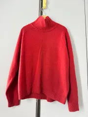赤色 タートルネック ニット
