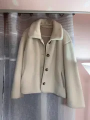 エイトセカンズ シアリング スタンドカラー アイボリー ショート コート ジャケット