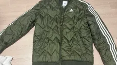 アディダス 3本線 キルティング ダウン アウター カーキ