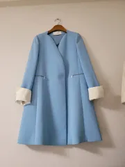 DEWL ブランドのスカイブルー コートです。タグだけ外してドライクリーニング済みの新品です。