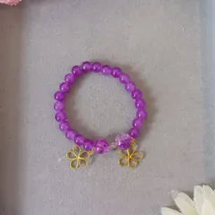 ハンドメイド／パープルビーズブレスレット   フラワーチャーム＆アクセントビーズ入り
