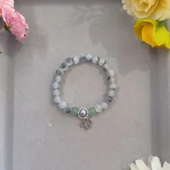 ハンドメイド／グレー×グリーン ビーズブレスレット   四つ葉チャーム＆アクセントビーズ入り