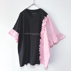 古着リメイクTシャツ　ブラック×ピンク　フロントフリル　刺繍ロゴ　袖ギャザーフリル　バイカラー　アシンメトリー　黒
