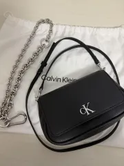 Calvin Klein ブラック ミニ クロスバッグ + チェーン