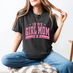 Simply Sage Market レディース トップス Tシャツ Simply Sage Market Girl Mom Era Varsity Garment Dyed Tee Pepper セのサムネイル