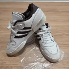 アディダス 白/茶 3本線 スニーカー