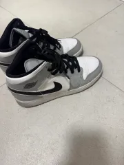 ジョーダン1 スモークグレイ ミッドトップ スニーカー 240