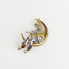 59 MIKIMOTO 月に座る道化師 楽器を持つピエロのブローチ シルバー