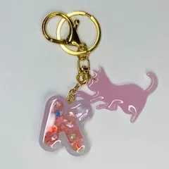 【ハンドメイド】シャカシャカアルファベット（K）＆猫チャーム