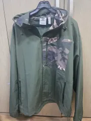 アディダス カモフラージュ フード ウインドブレーカー グリーン