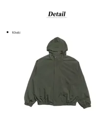 ゴープコア ムードのナイロン フード ウィンドブレーカー ジャケット カーキ